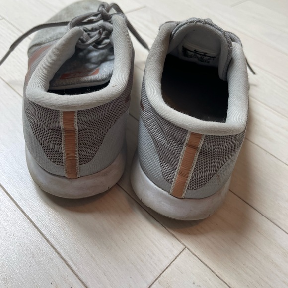 Nike Women’s Sneakers in Size 8.5 - Picture 2 of 3
